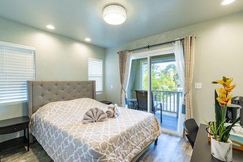 Ocean Breeze Inn 1 Queen Bed, 1 Full Bath, Private Balcony and Private Entrance