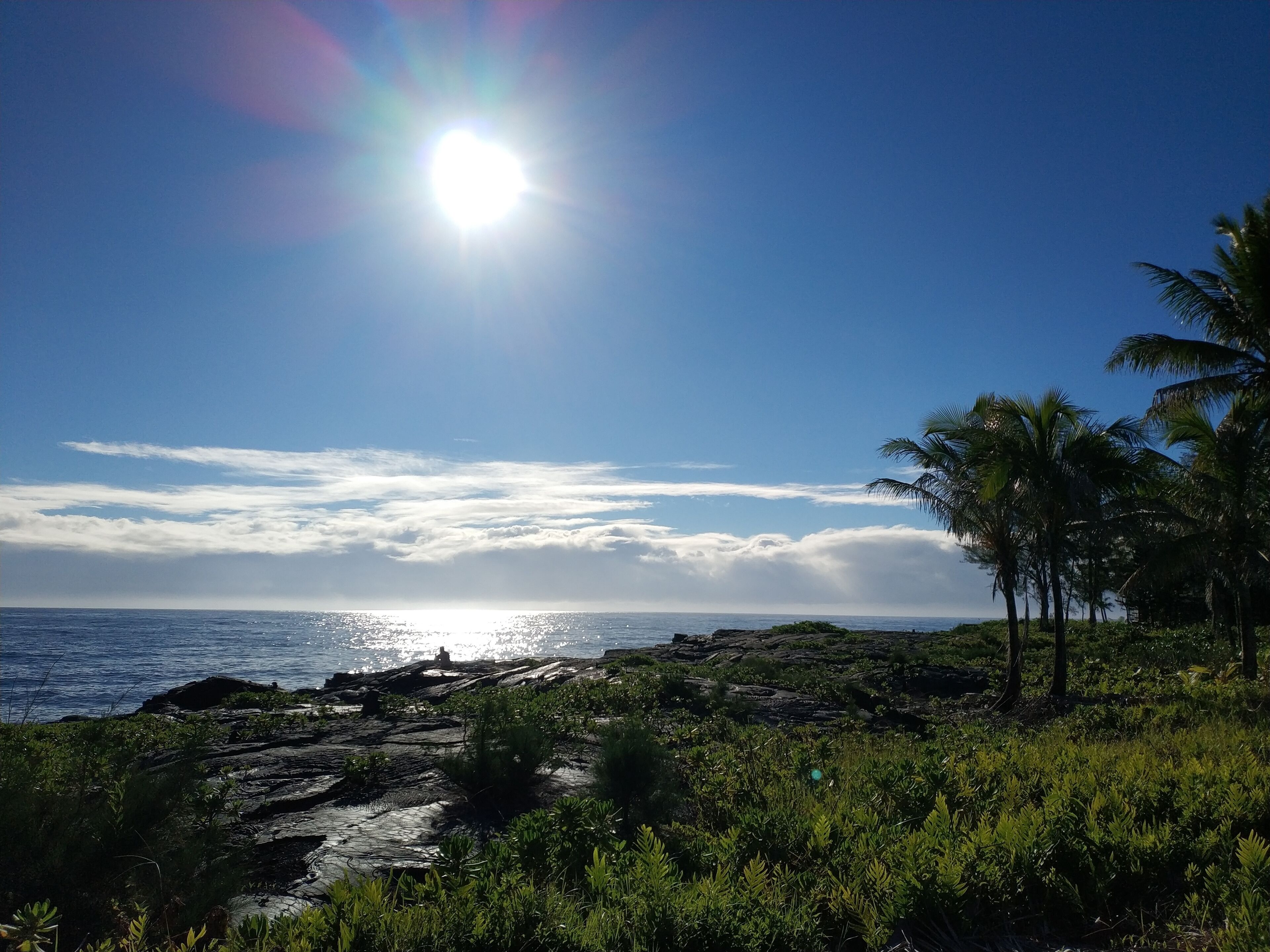 På stranden, solsenger og strandhåndklær