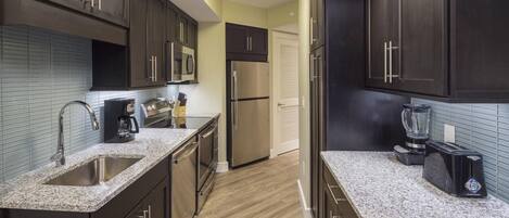 Jääkaappi, mikroaaltouuni, uuni, liesi