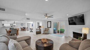 Smart-tv, eldstad och kontor