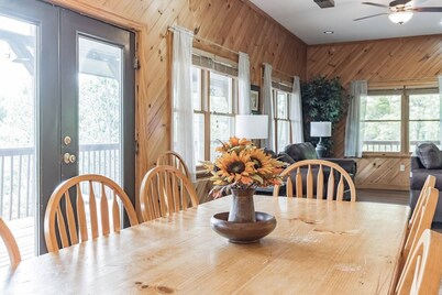 Majestic Views Retreat - 8 Bedrooms/Group/Family friendly