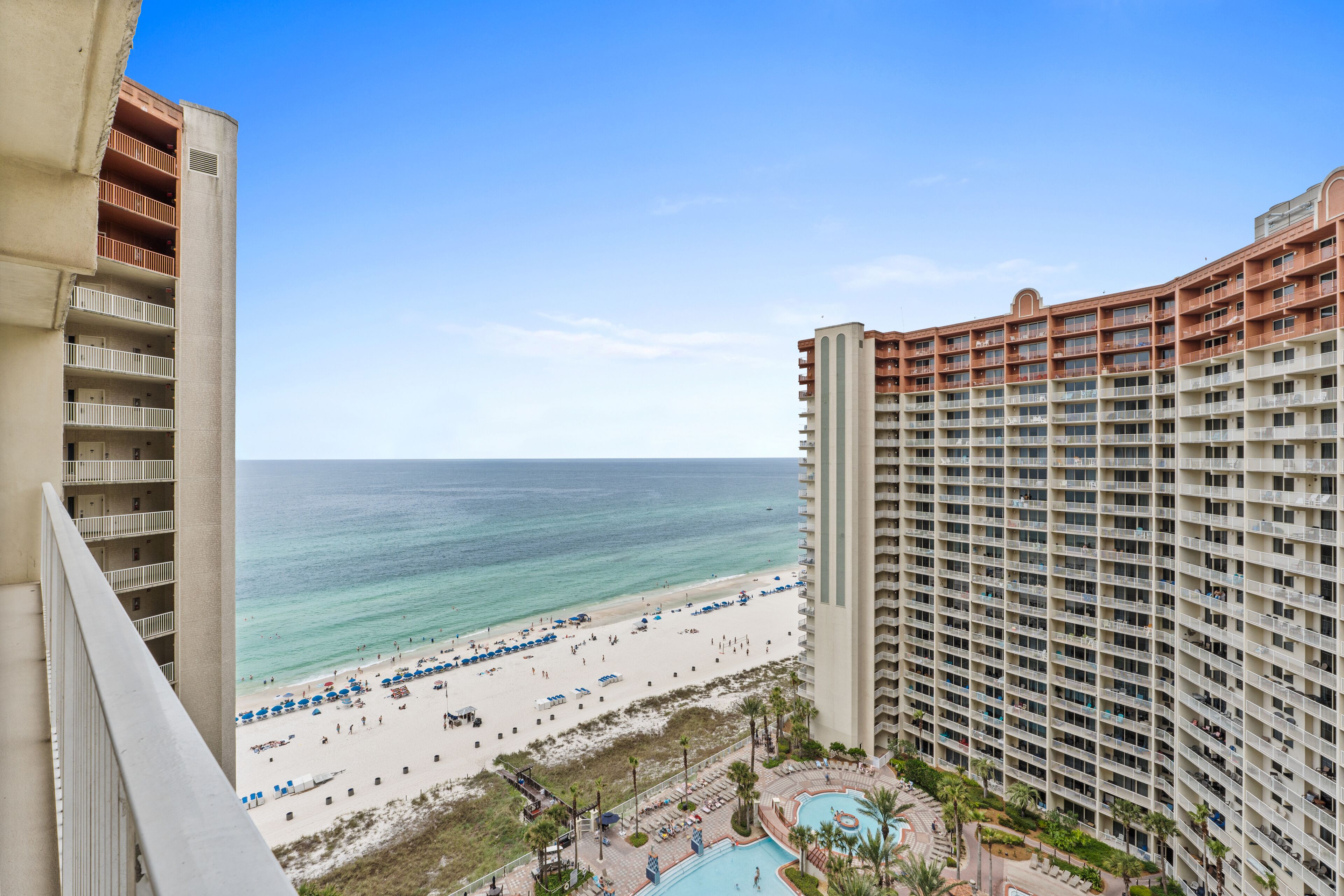 Plage, chaises longues