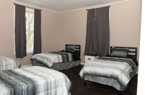 5 bedrooms, iron/ironing board, WiFi, bed sheets
