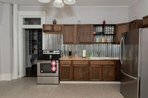 Fridge, microwave, oven, stovetop - The Haven by Concord Sun Properties (PRIVATE 5BR, 2BA) (Paducah)