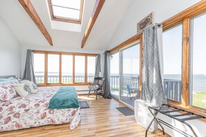 3 bedrooms, desk, iron/ironing board, travel cot - Cozy Beach House with 270° Spectacular Views (Fairhaven)