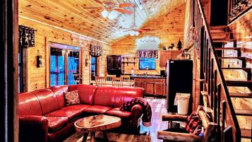 Een televisie en een open haard