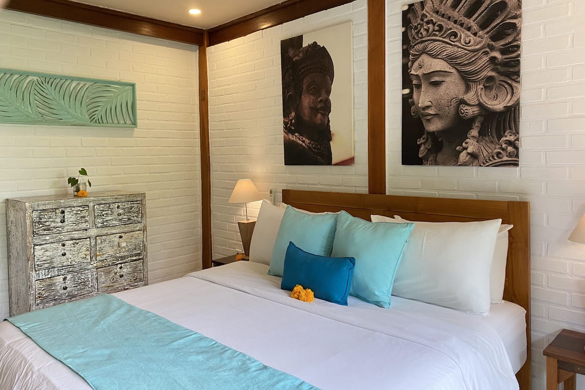 Desk, laptop workspace, free WiFi, bed sheets