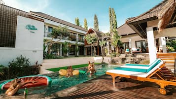 Piscina externa, espreguiçadeiras