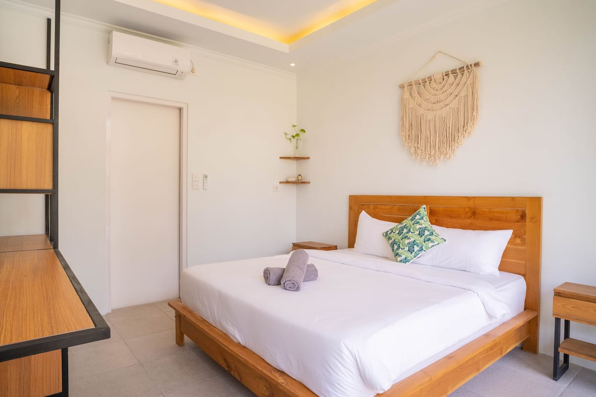 Desk, laptop workspace, free WiFi, bed sheets