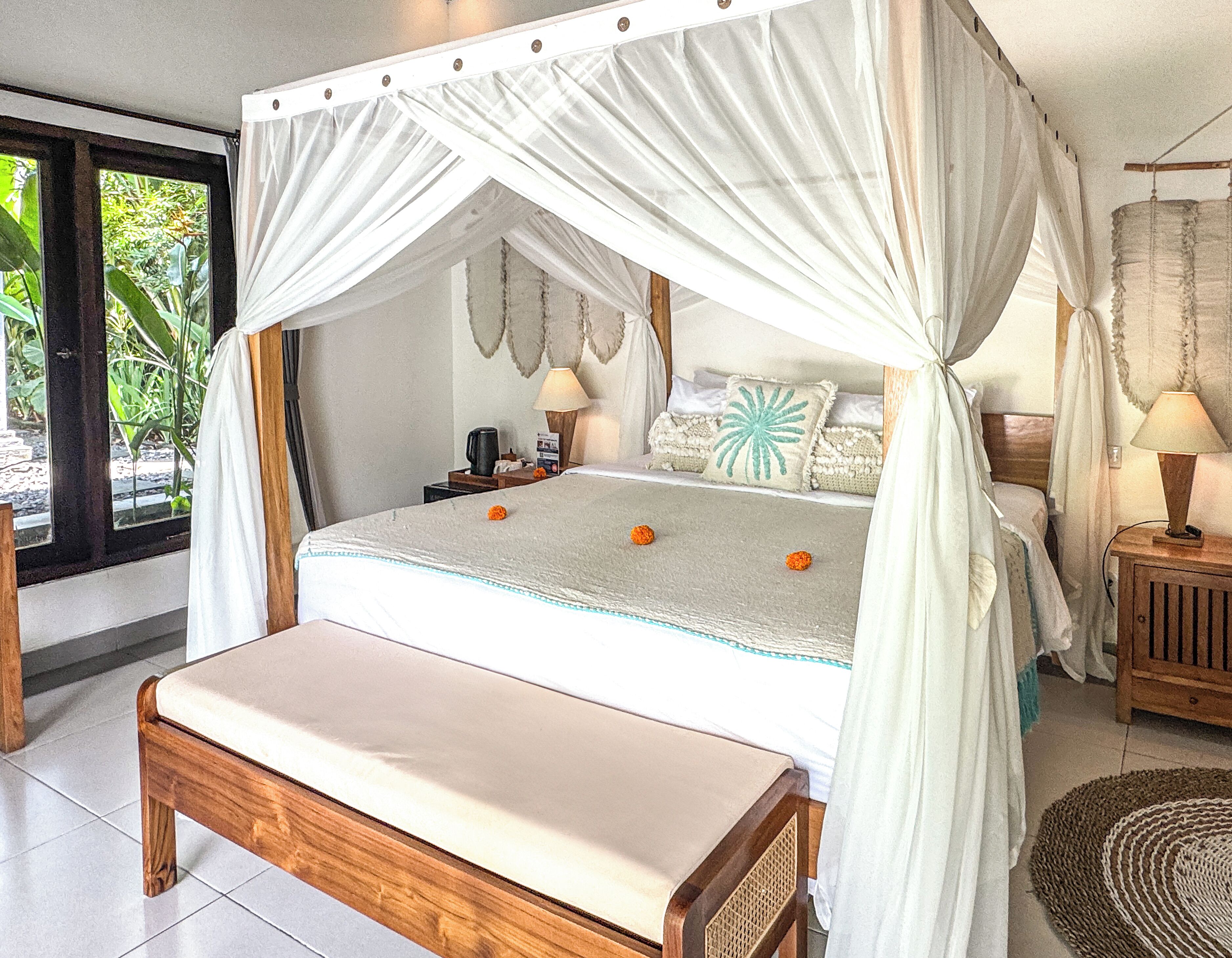 Deluxe Room View Garden and Pool | Skrivebord, skrivebord for bærbar PC, wi-fi (inkludert) og sengetøy