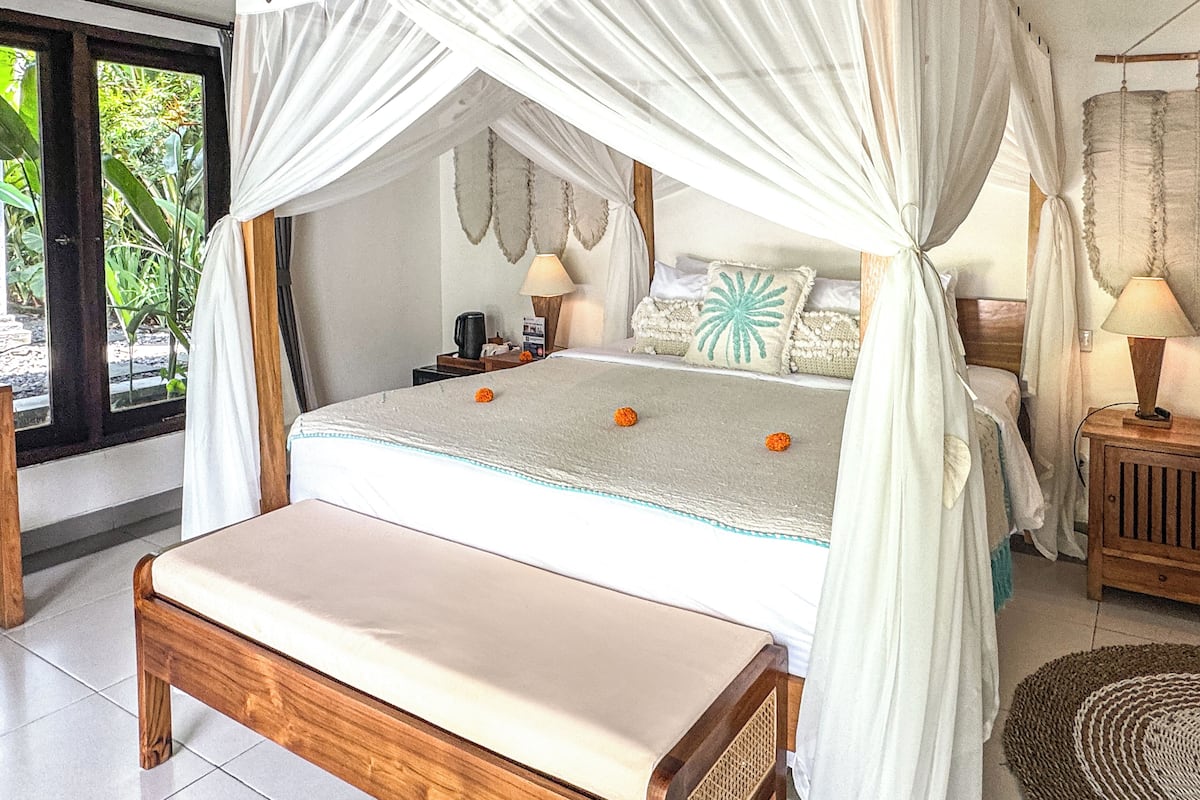 Deluxe Room View Garden and Pool | Skrivebord, skrivebord for bærbar PC, wi-fi (inkludert) og sengetøy