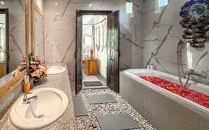 Deluxe Room View Garden and Pool | 浴室 | 淋浴设施、毛巾、肥皂、洗发水