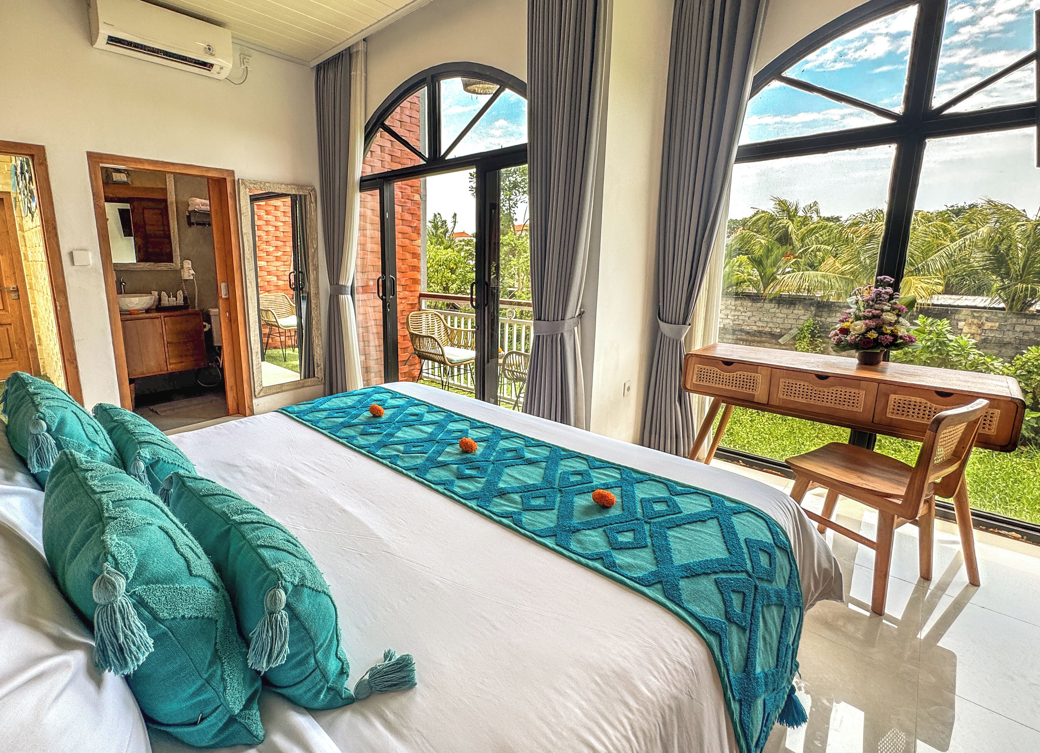 Dobbeltrom | Skrivebord, skrivebord for bærbar PC, wi-fi (inkludert) og sengetøy