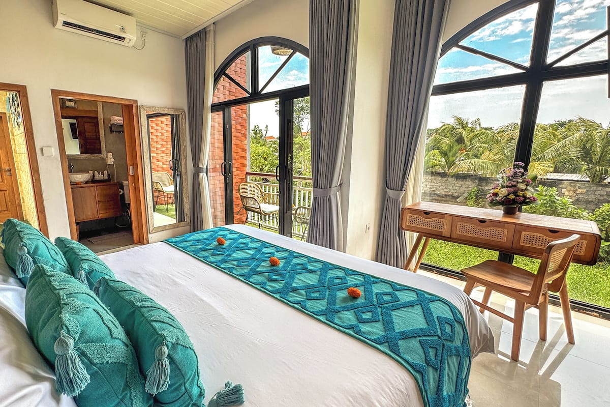 Dobbeltrom | Skrivebord, skrivebord for bærbar PC, wi-fi (inkludert) og sengetøy