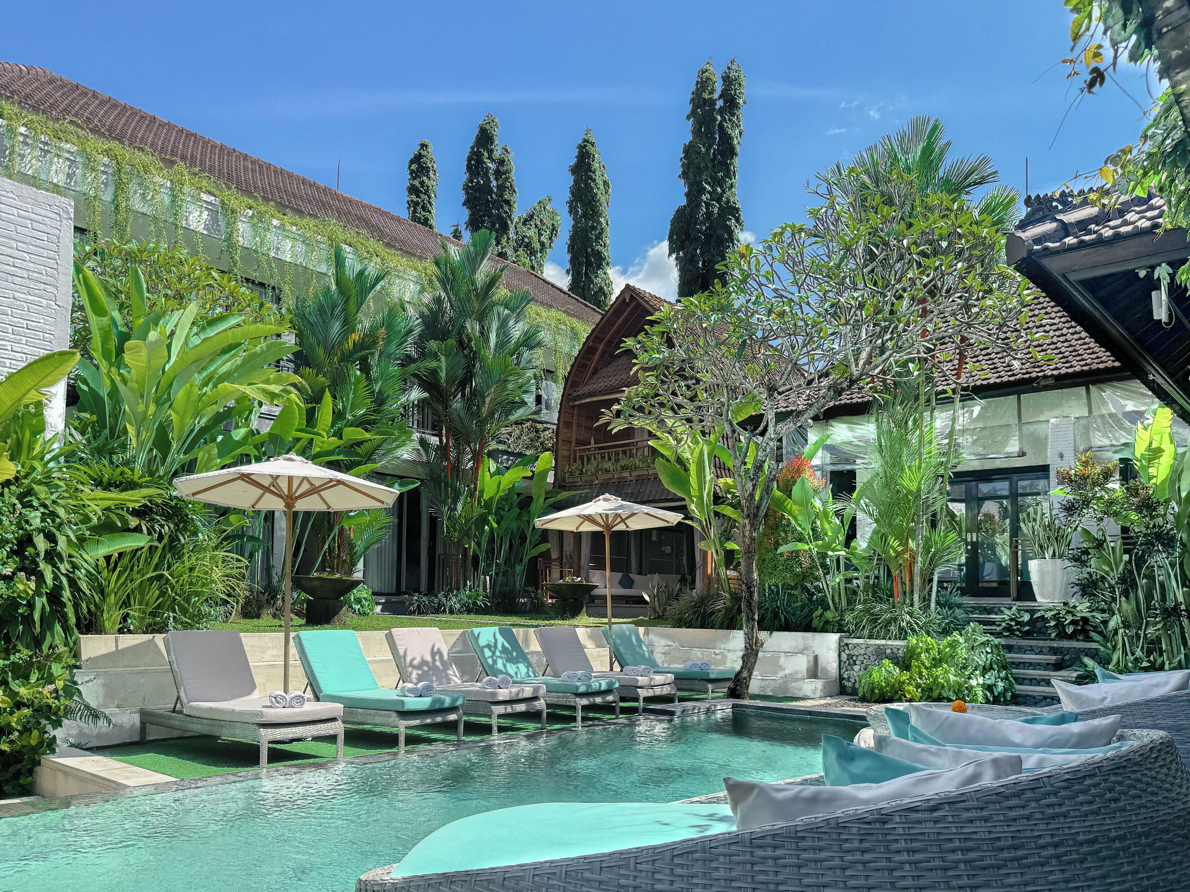 حمّام سباحة خارجي، مقاعد للتشمس