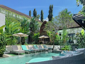 Utendørsbasseng og solsenger