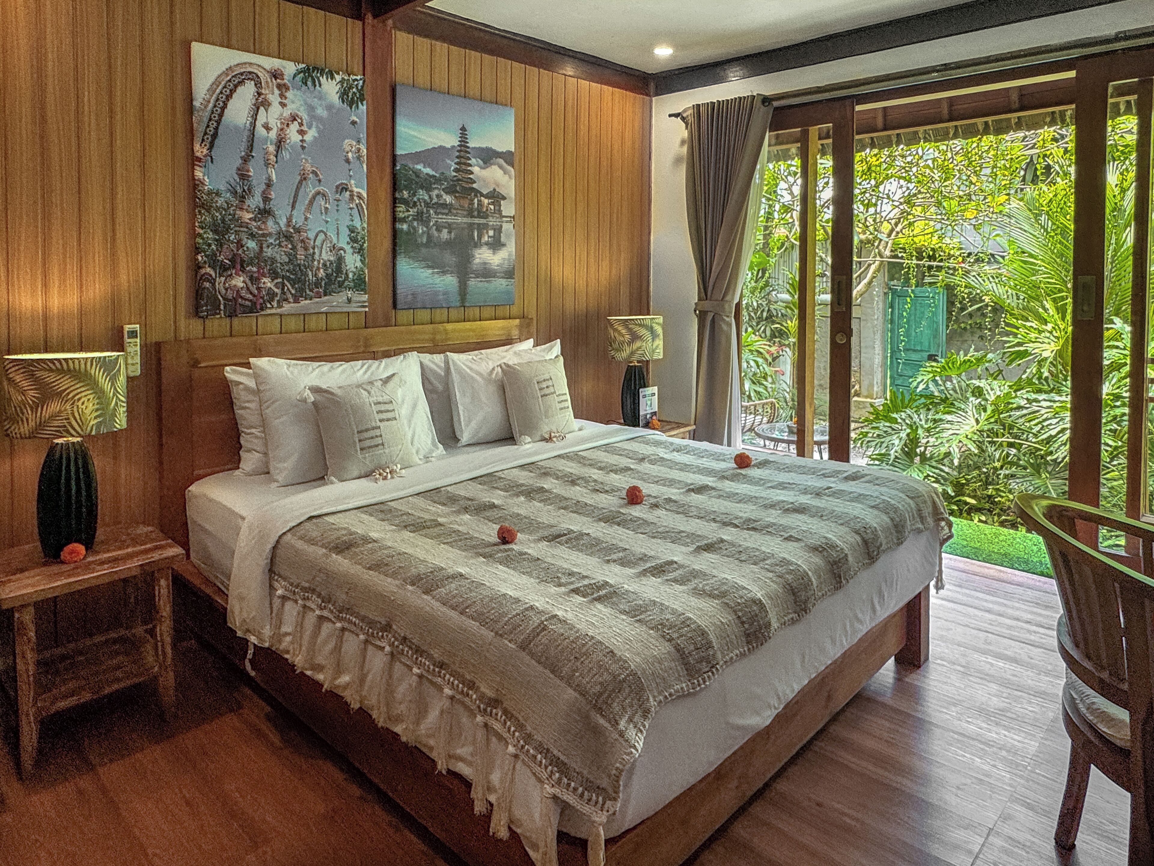 Bungalow with Garden View | Skrivebord, skrivebord for bærbar PC, wi-fi (inkludert) og sengetøy