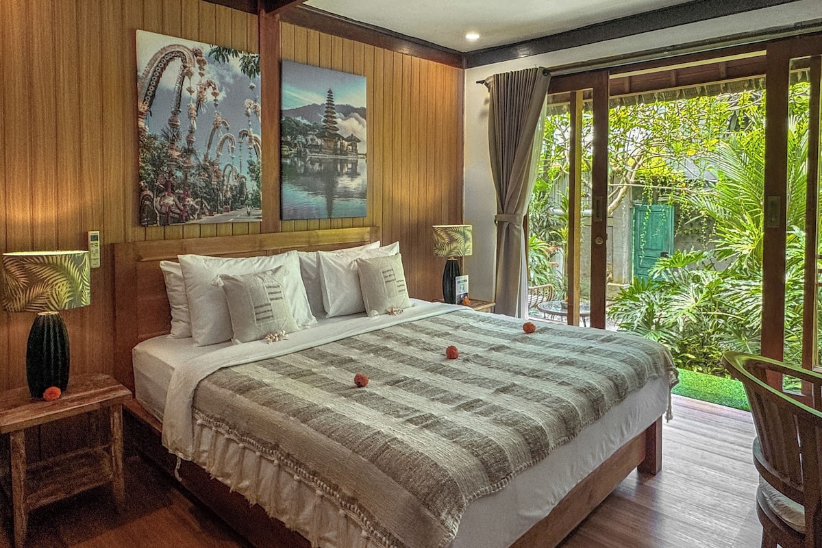 Bungalow with Garden View | Skrivebord, skrivebord for bærbar PC, wi-fi (inkludert) og sengetøy