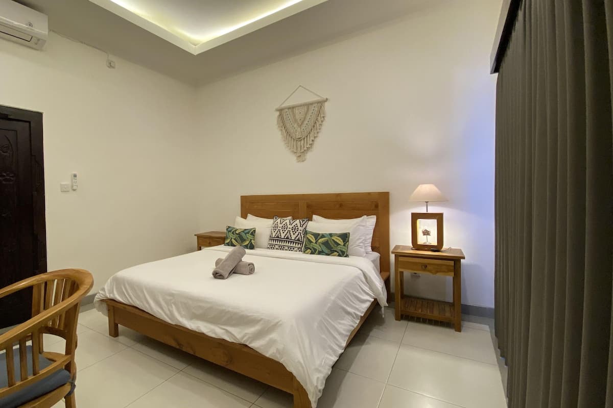 Desk, laptop workspace, free WiFi, bed sheets