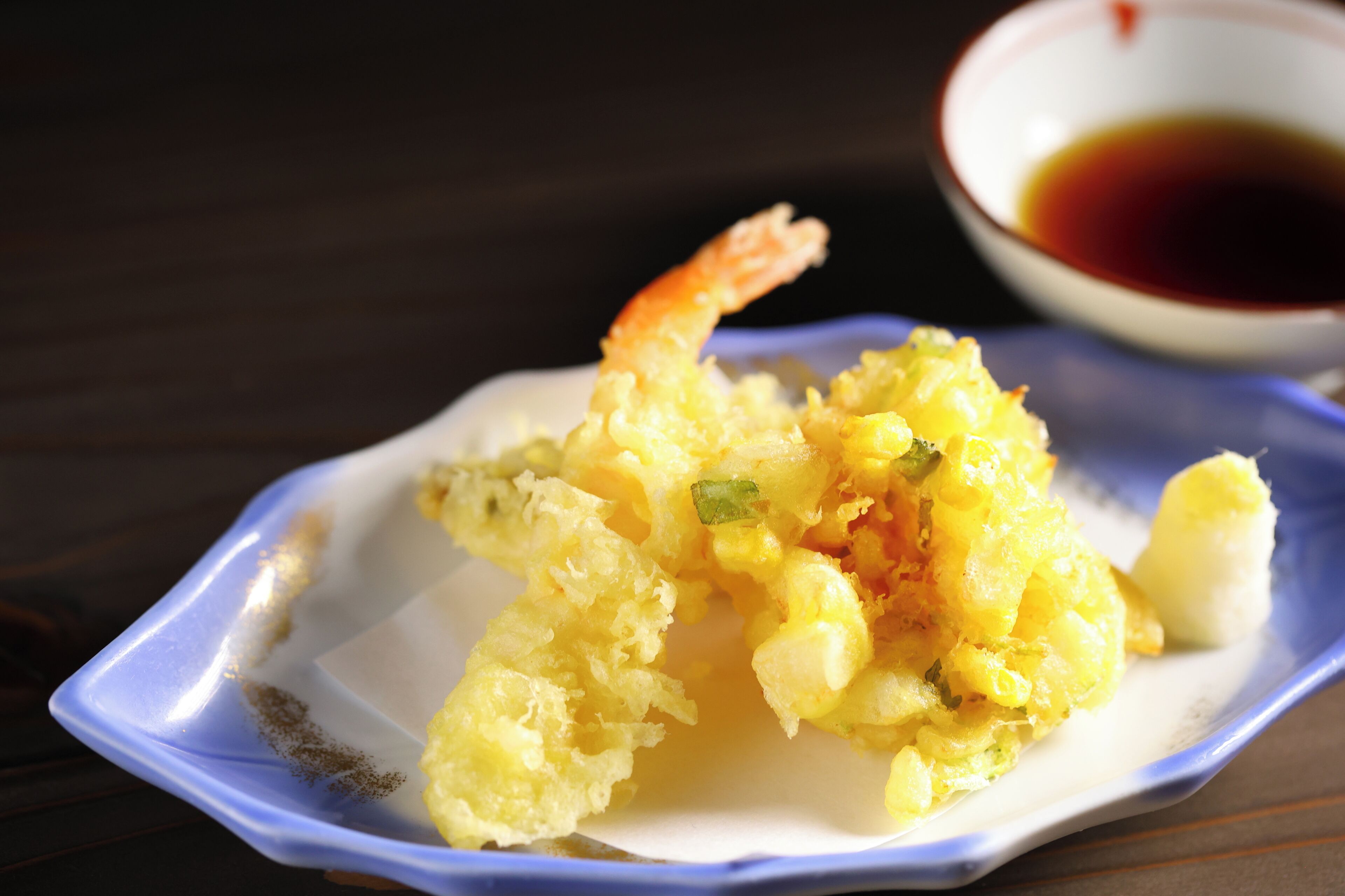En tallerken med tempura og dyppesauce.