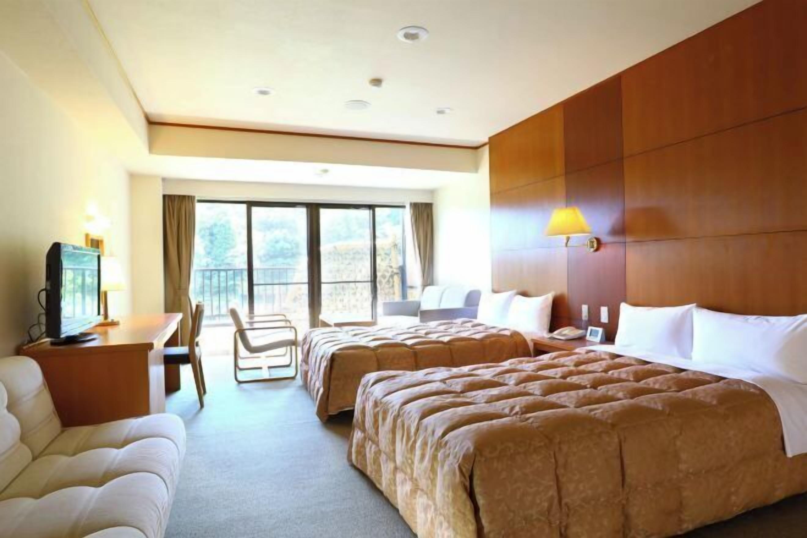 Värdeförvaringsskåp på rummet och arbetsyta för laptop