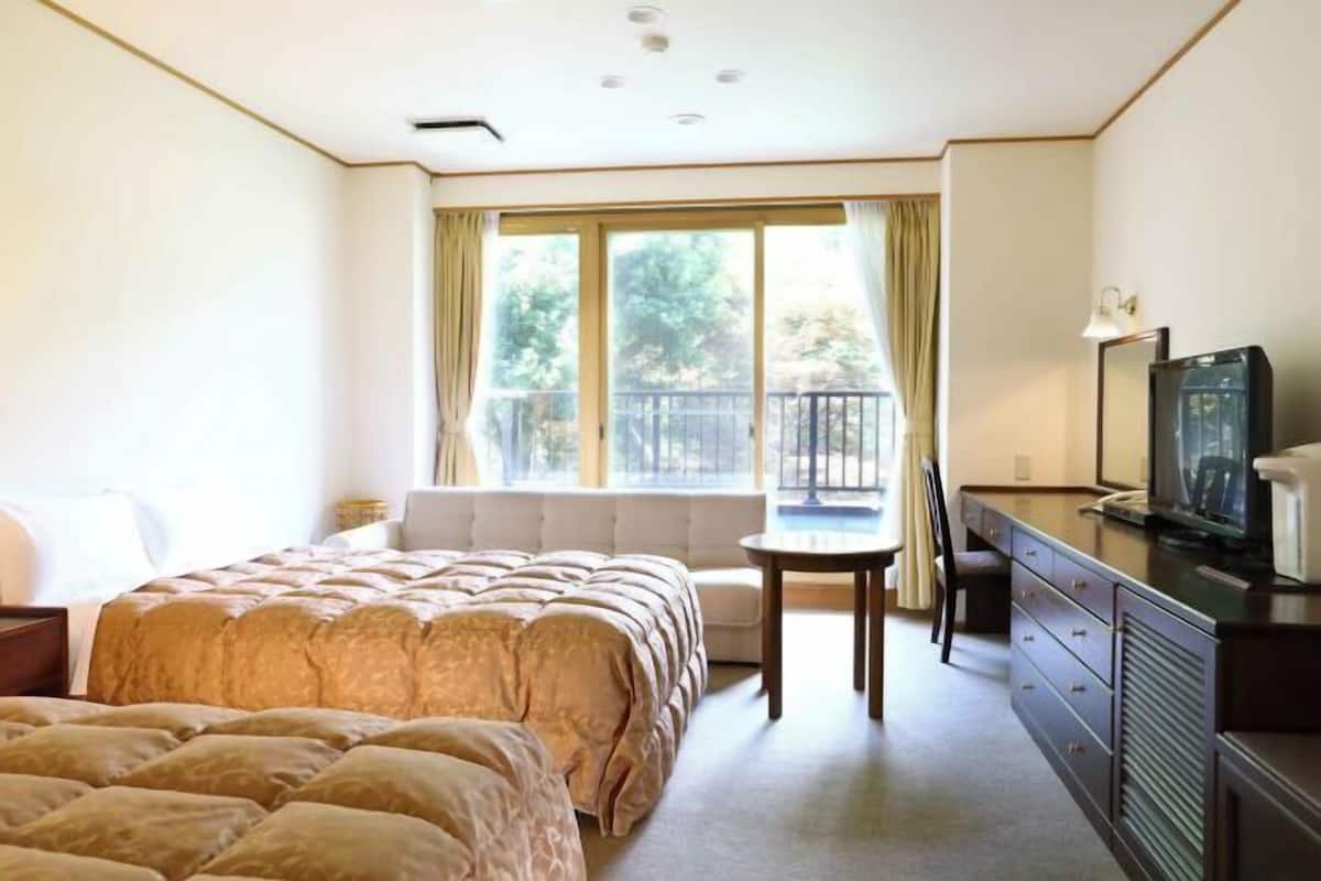 Värdeförvaringsskåp på rummet och arbetsyta för laptop