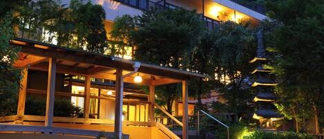 Voorkant accommodatie - avond/nacht