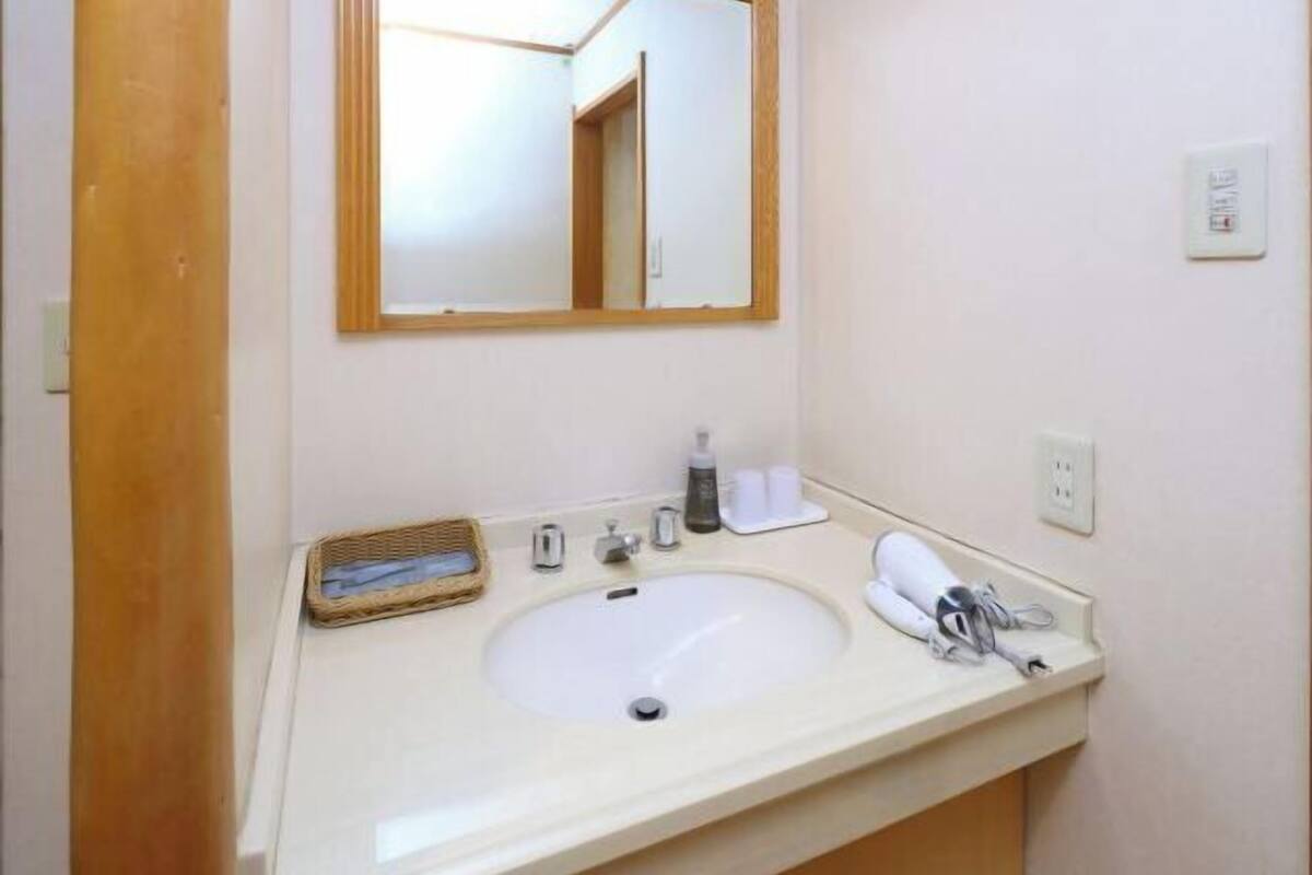 Kamar mandi | Perlengkapan mandi gratis, pengering rambut, dan sandal