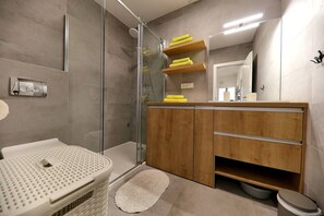 Combined shower/tub, towels