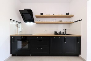 Fridge, oven, stovetop, coffee/tea maker