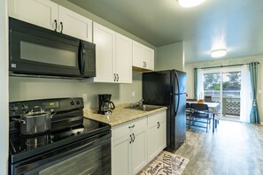 Fridge, microwave, oven, coffee/tea maker - Ocean Breeze Inn 2 Bedroom, 3 Full Bathroom, 1 Kitchen Apartment (Keaau)