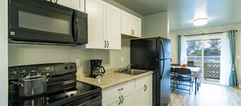 Ocean Breeze Inn 2 Bedroom, 3 Full Bathroom, 1 Kitchen Apartment
