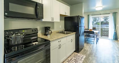 Ocean Breeze Inn 2 Bedroom, 3 Full Bathroom, 1 Kitchen Apartment