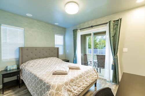 Ocean Breeze Inn 2 Bedroom, 3 Full Bathroom, 1 Kitchen Apartment