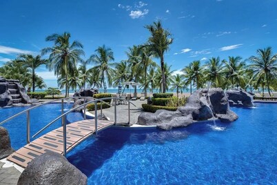 Oceanfront Luxury Dual Master Steps min walk 2 town