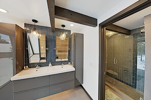 Badewanne, Haartrockner, Fußbodenheizung (Badezimmer), Handtücher