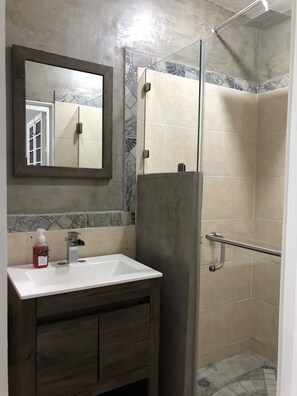 Douche, serviettes fournies, papier toilette