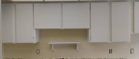 Kjøleskap, mikrobølgeovn, oppvaskmaskin og kjøkkenutstyr