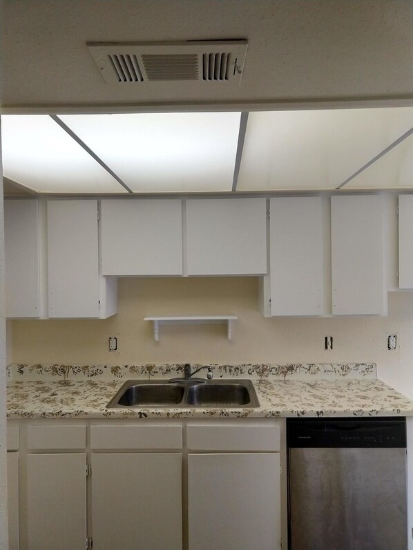 Fridge, microwave, dishwasher, cookware/dishes/utensils