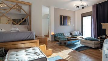 4 makuuhuonetta, tallelokero huoneessa, työpöytä, silitysrauta/-lauta