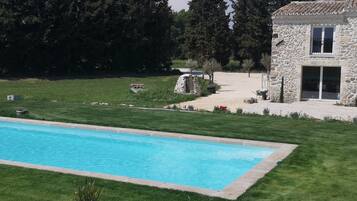 Alberca al aire libre por temporada y camastros