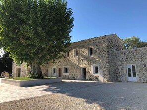 Fachada de la propiedad