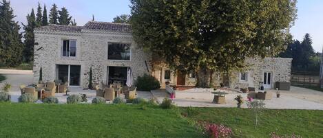 Mặt tiền nơi lưu trú