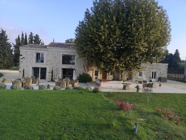 Vista frontal de la propiedad