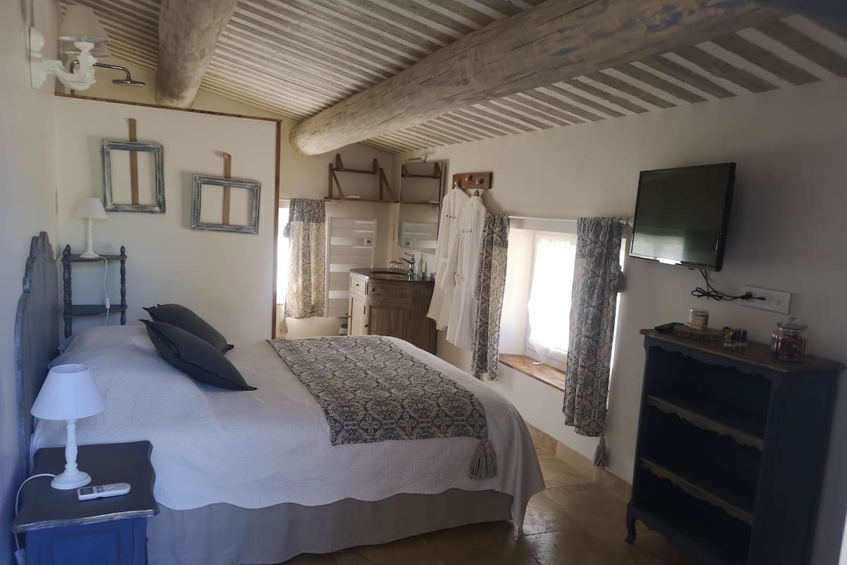 Minibar, sistema de insonorización, wifi gratis y ropa de cama 