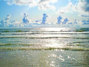 Playa en los alrededores y playa de arena blanca 