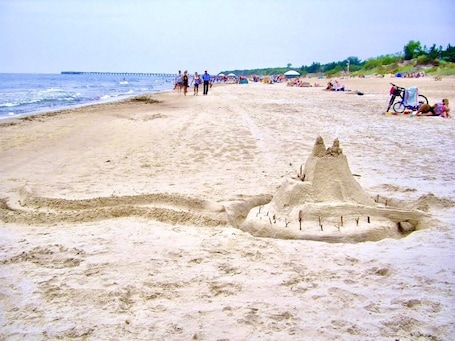 Una playa cerca, arena blanca