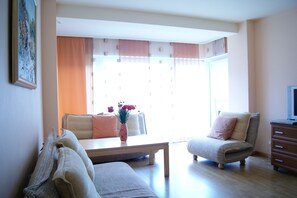 Estudio, vista al patio | Área de sala de estar | Televisión de pantalla plana 