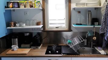 Réfrigérateur, four, plaque de cuisson, cafetiÚre/bouilloire