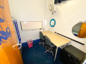 Economy Twin Room | Ruang kerja komputer riba, kalis bunyi, Wi-fi percuma, cadar katil